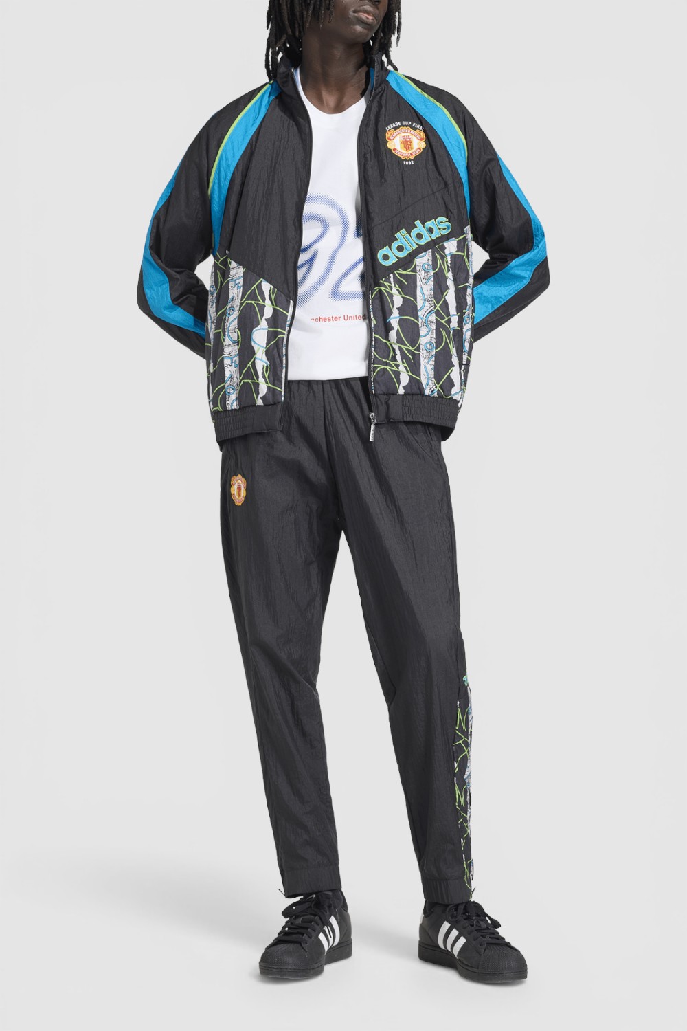 תמונת כל הלוק של ז'קט כדורגל מנצ'סטר יונטייד